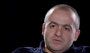 გიორგი გამსახურდია - ელენე ხოშტარია შთამომავლობით ჯაშუშია, მან ჯაშუშური სულისკვეთებით მიჰყო ხელი სახელმწიფოებრიობის ნგრევას, ზუსტად მისი ასლია ვინმე ზურაბ გირჩი ჯაფარიძე, რომელიც უცხო ქვეყნის ძალების სასარგებლოდ ეწეოდა ჯაშუშურ საქმიანობას საქართველოს წინააღმდეგ