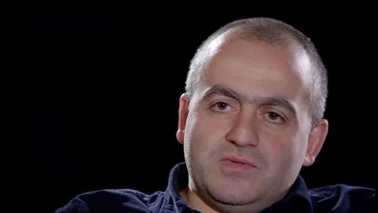 გიორგი გამსახურდია - ელენე ხოშტარია შთამომავლობით ჯაშუშია, მან ჯაშუშური სულისკვეთებით მიჰყო ხელი სახელმწიფოებრიობის ნგრევას, ზუსტად მისი ასლია ვინმე ზურაბ გირჩი ჯაფარიძე, რომელიც უცხო ქვეყნის ძალების სასარგებლოდ ეწეოდა ჯაშუშურ საქმიანობას საქართველოს წინააღმდეგ