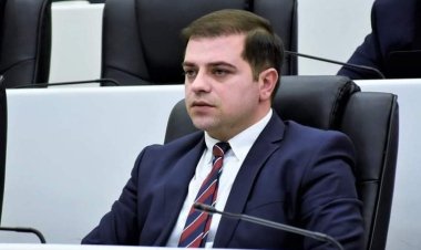 ცოტნე ანანიძე პაატა ბურჭულაძის ადრინდელ განცხადებაზე, რომ საჭიროა პირდაპირი დიალოგი რუსეთის ხელისუფლებასთან, აცხადებს: უხერხულია ასეთი პასუხის ავტორი, ეკონომიკური სანქციების მიერთებას  და უვიზო მიმოსვლის შეჩერებას მოითხვდეს ხელისუფლებისგან