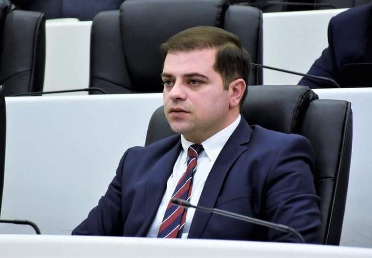ცოტნე ანანიძე პაატა ბურჭულაძის ადრინდელ განცხადებაზე, რომ საჭიროა პირდაპირი დიალოგი რუსეთის ხელისუფლებასთან, აცხადებს: უხერხულია ასეთი პასუხის ავტორი, ეკონომიკური სანქციების მიერთებას და უვიზო მიმოსვლის შეჩერებას მოითხვდეს ხელისუფლებისგან