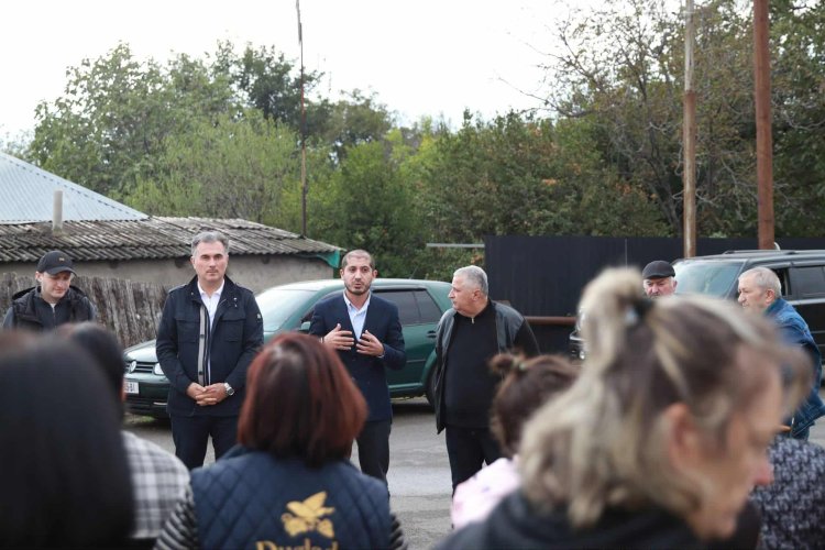 „ქართული ოცნების“ ქვემო სამგორის მაჟორიტარობის კანდიდატი ზაქარია წიკლაური ქიზიყის ქუჩის მცხოვრებლებს შეხვდა