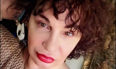 ნინო ჯღარკავა: პოლიტიკაში ხელმოცარულმა მამუკა ხაზარაძემ სტრასბურგში შეიძინა ძველი თეატრის შენობა, სადაც გეგმავს რესტორნის გახსნას, გაუბაზრდა ეს ამბავი და იღებს სერიოზულ საყვედურებს ცალკე მისი პარტიიდან და ცალკე ,,ტვ პირველის'' ჟურნალისტებისგან, რომ ესენი უხელფასოდ არიან და თავად ხსნის რესტორანს